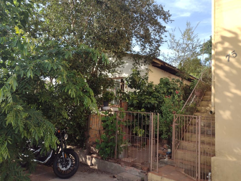 Prédio e terreno com casa antiga