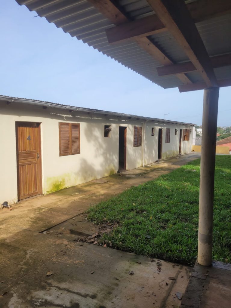 Casa de Alvenaria e 4 kitnets