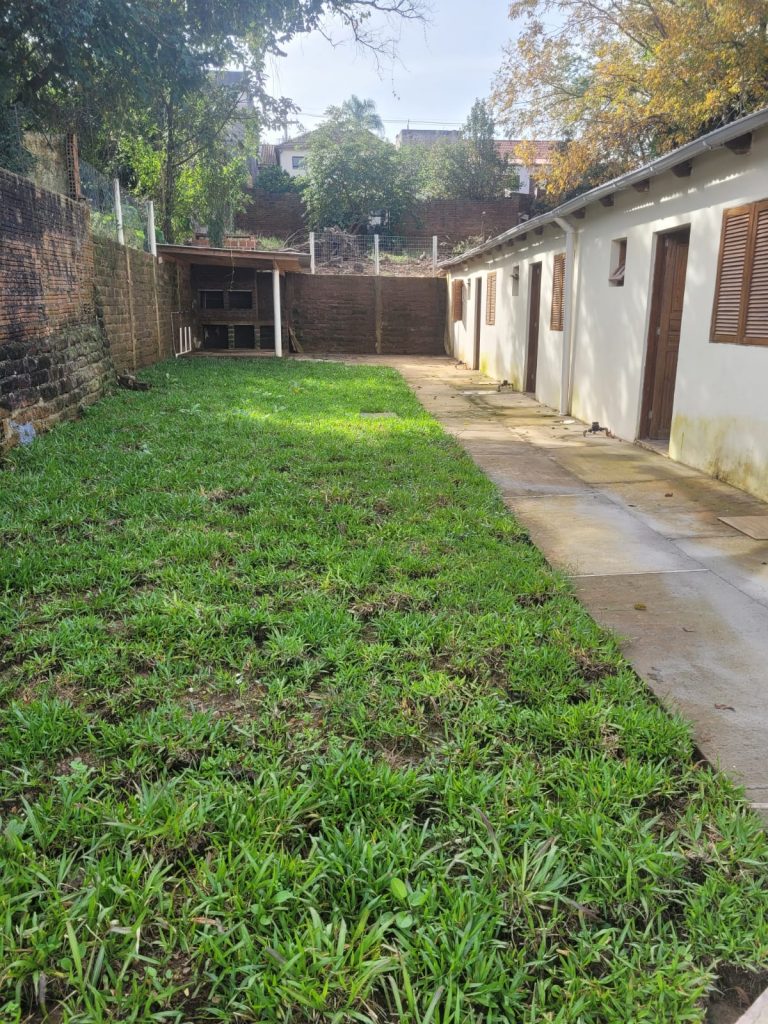 Casa de Alvenaria e 4 kitnets