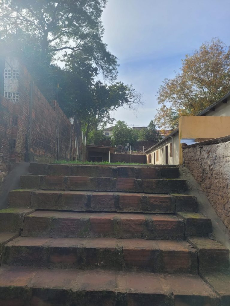 Casa de Alvenaria e 4 kitnets